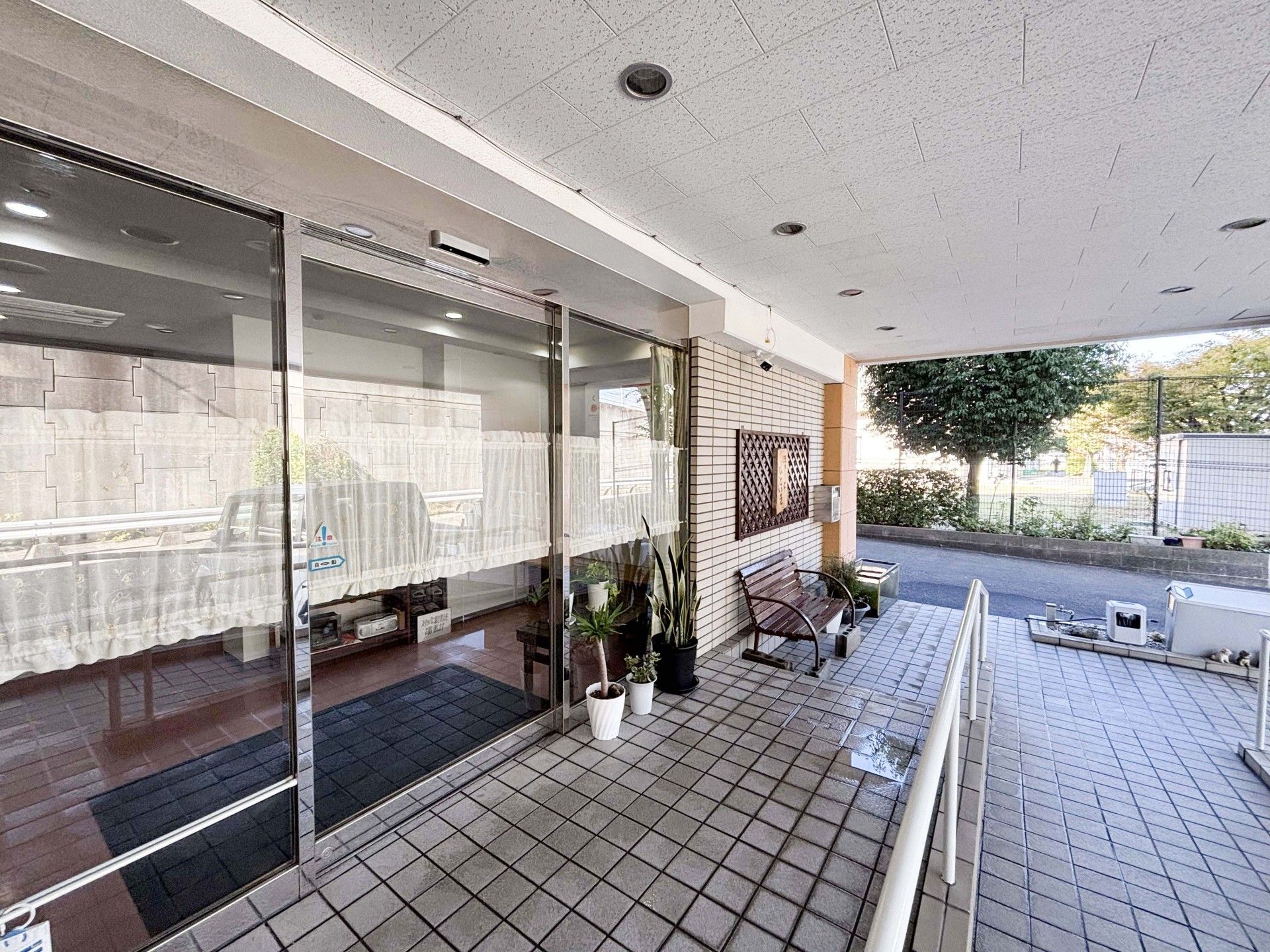 ガラス扉のあるエントランス