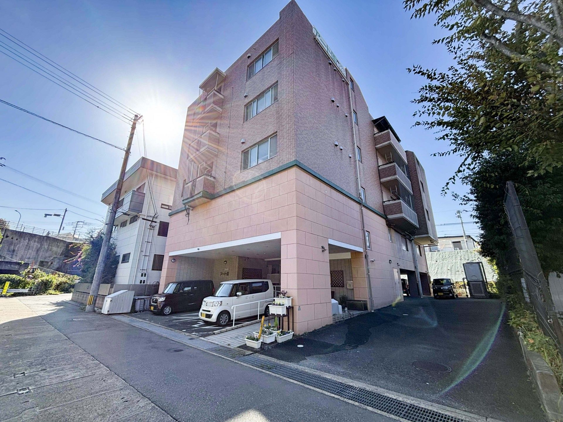 日差しが差し込む建物外観