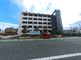 ゆったりとした外観の建物