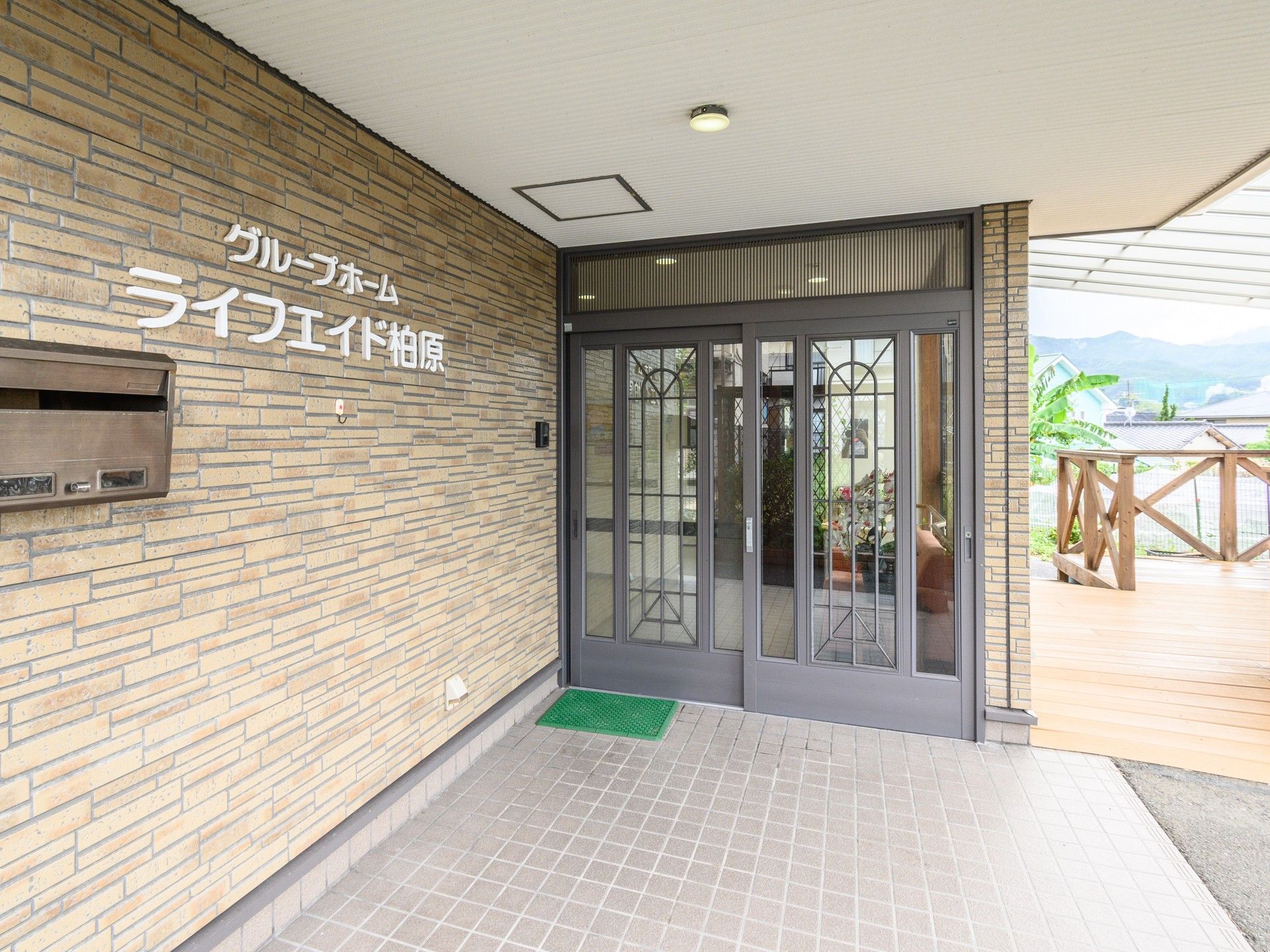 入口の明るいエントランス