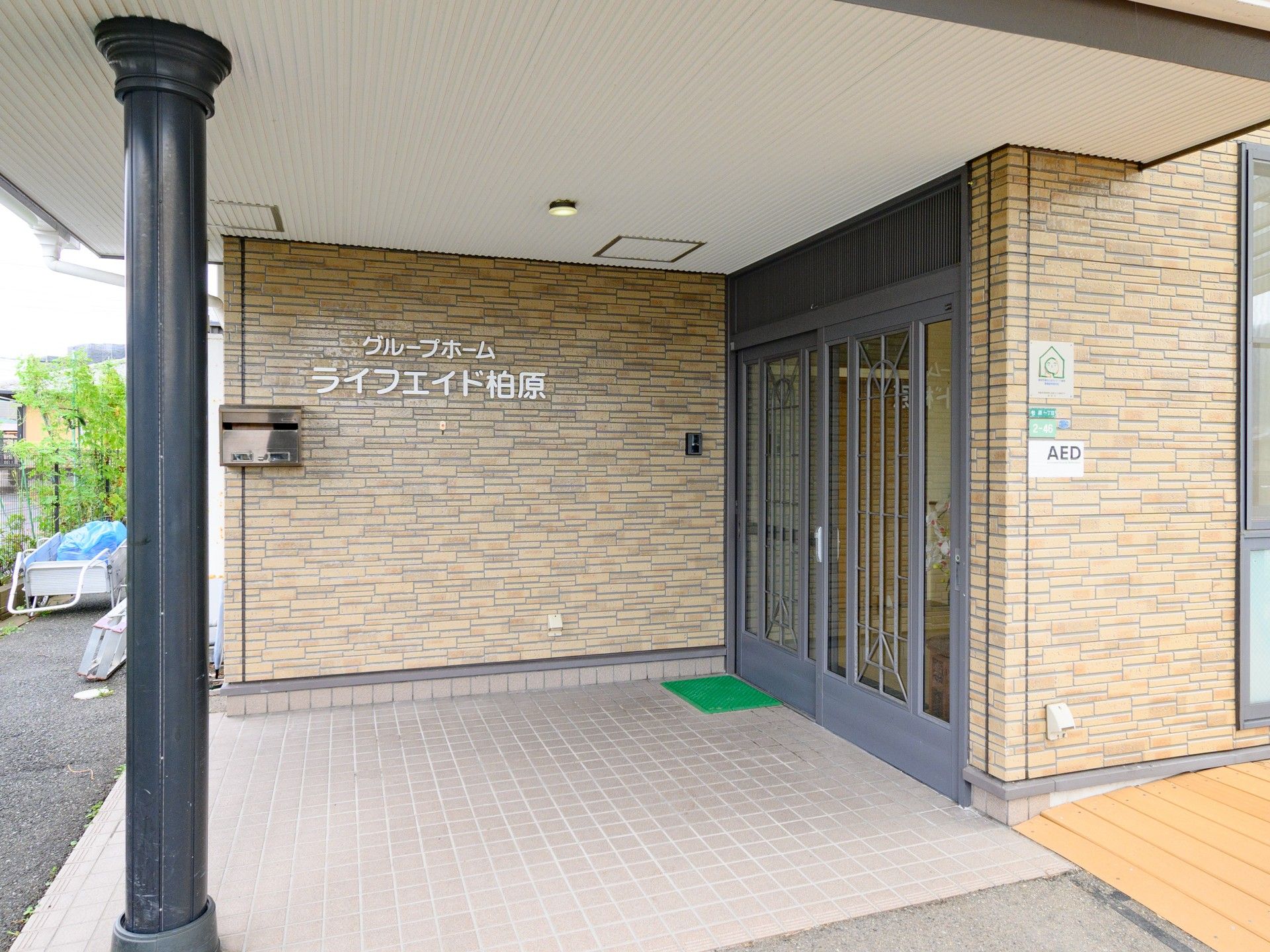 入口が広々とした施設前面
