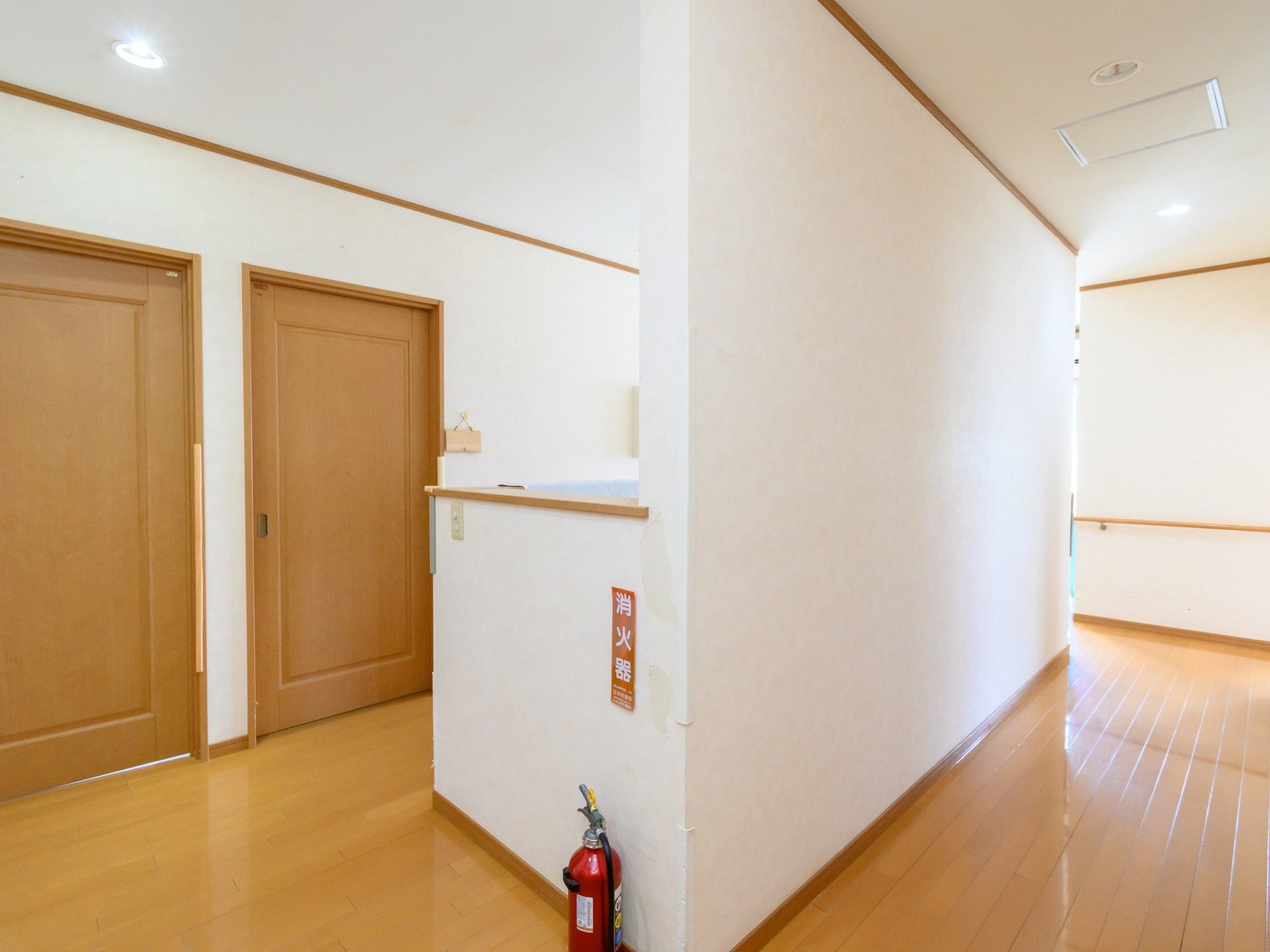明るく広々とした廊下