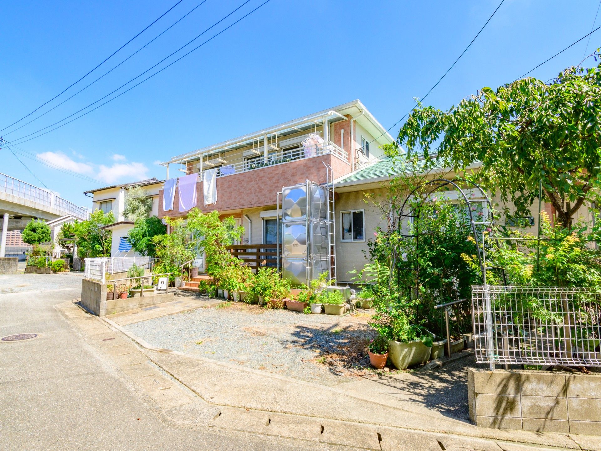 緑豊かな住宅の外観