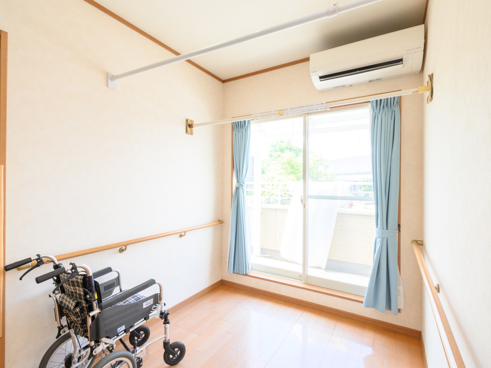 明るい個室と車椅子