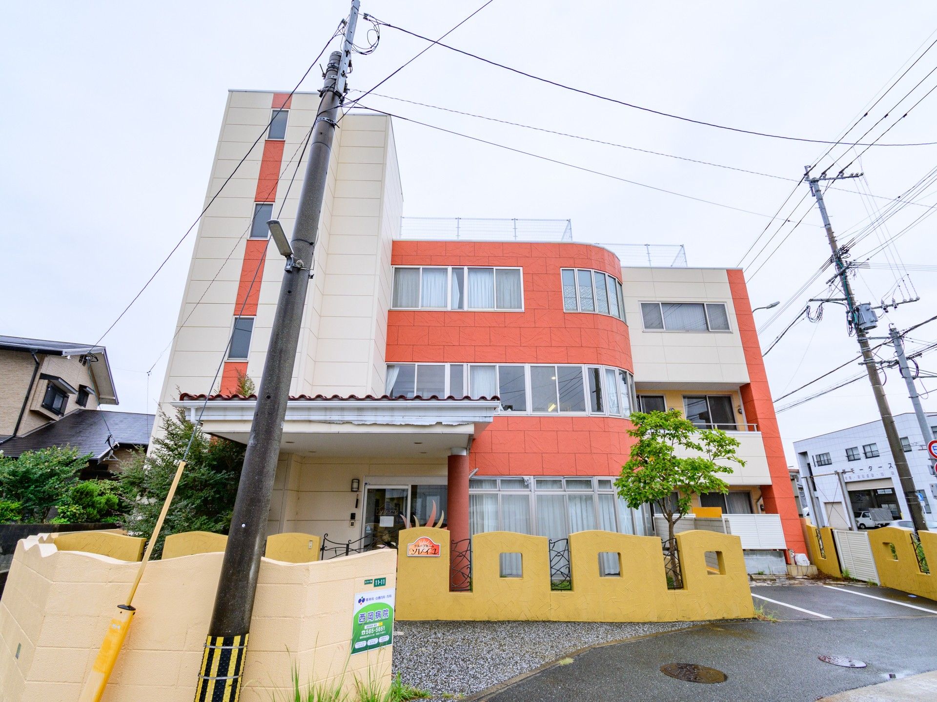 赤と白の外壁の建物正面