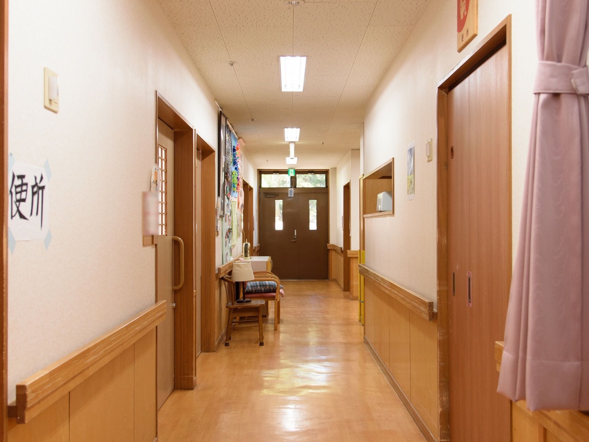 広々とした、窓がある明るい廊下である。ゆとりのある幅になっており、車椅子２台がスムーズにすれ違うことができる。