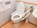 清潔感のある真っ白なトイレが設置されている。温水洗浄便座が採用されており、快適に使用することが可能である。