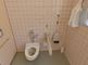 バリアフリーの明るいトイレ設備