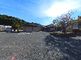 広々とした駐車場の風景