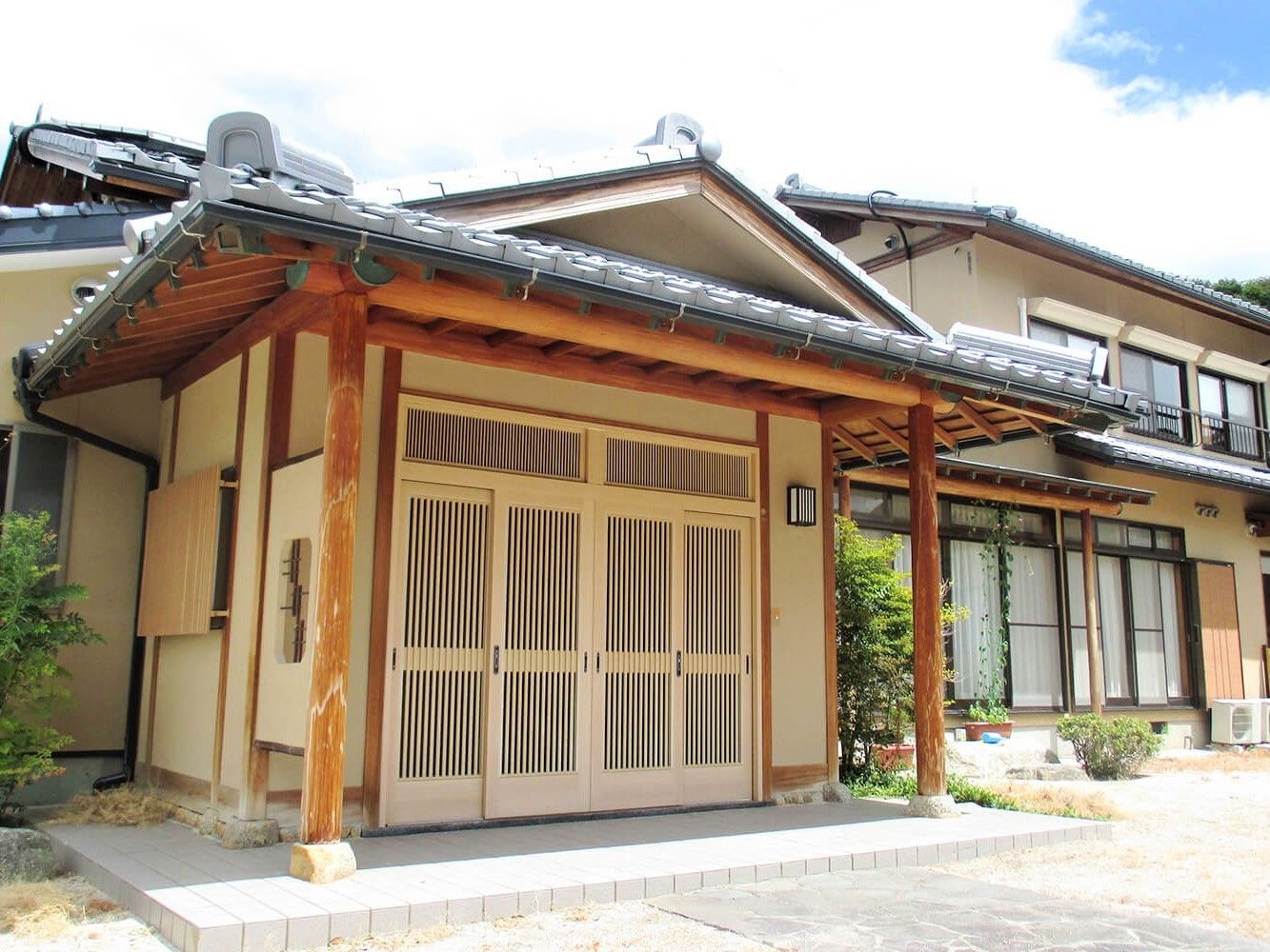 日本家屋風の玄関部分を写した写真。グループホームあたご桜花の玄関部分