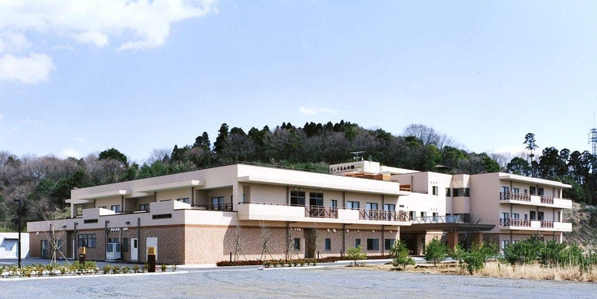 広々とした施設の外観