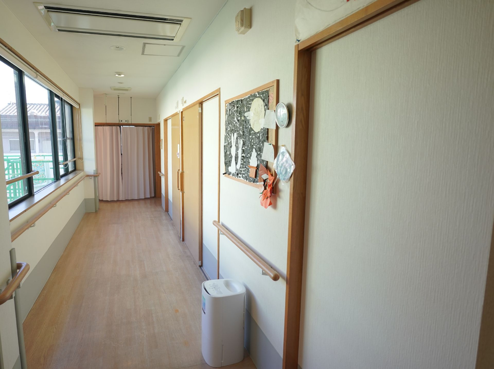 手すりが設置された廊下
