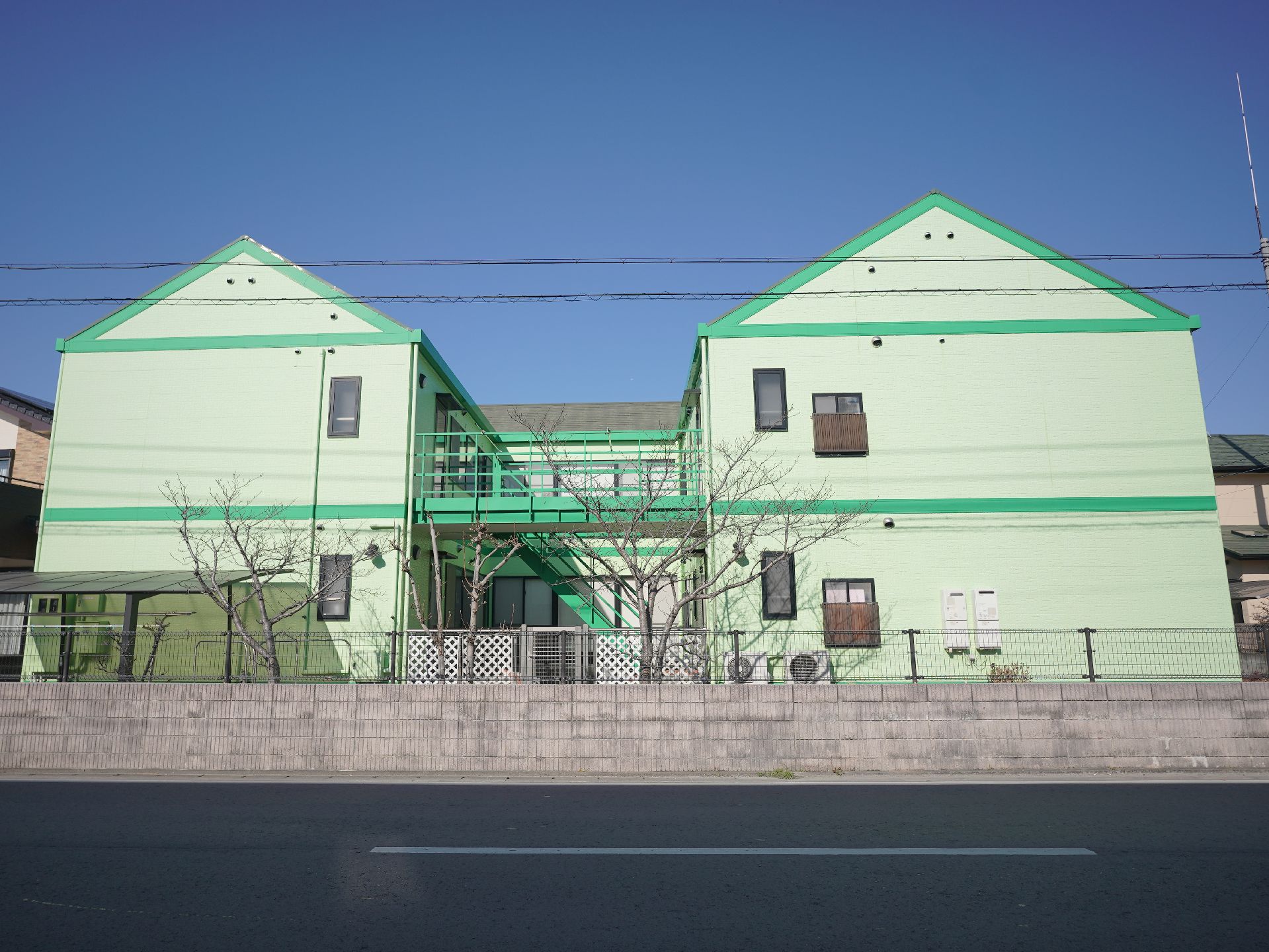 緑を基調とした外観のグループホーム