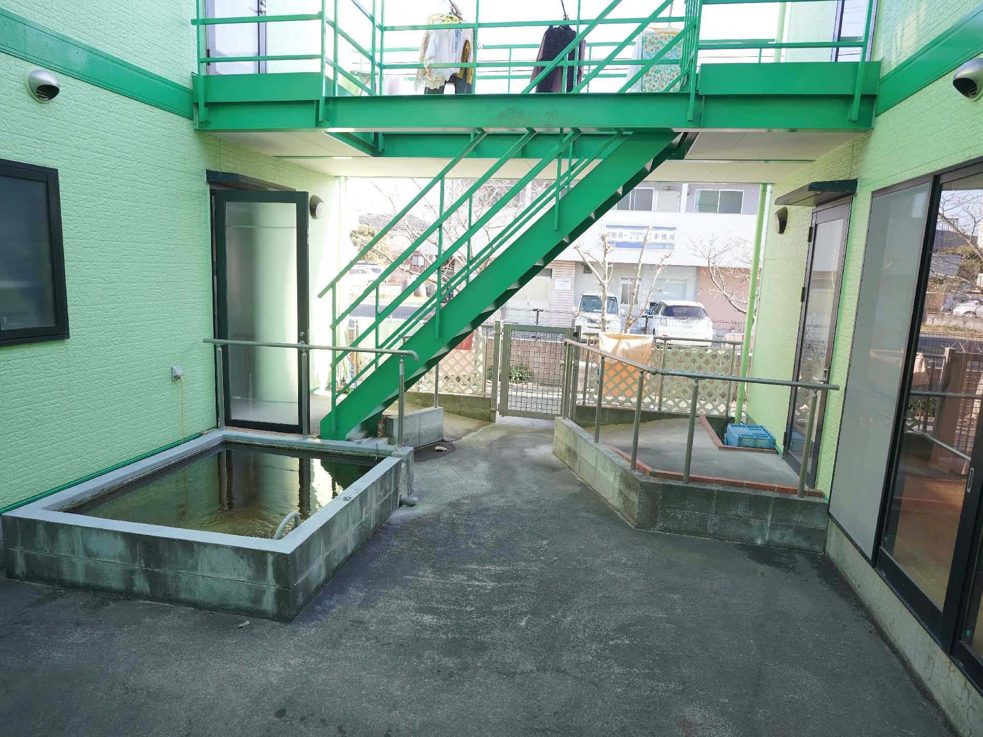 池がある中庭