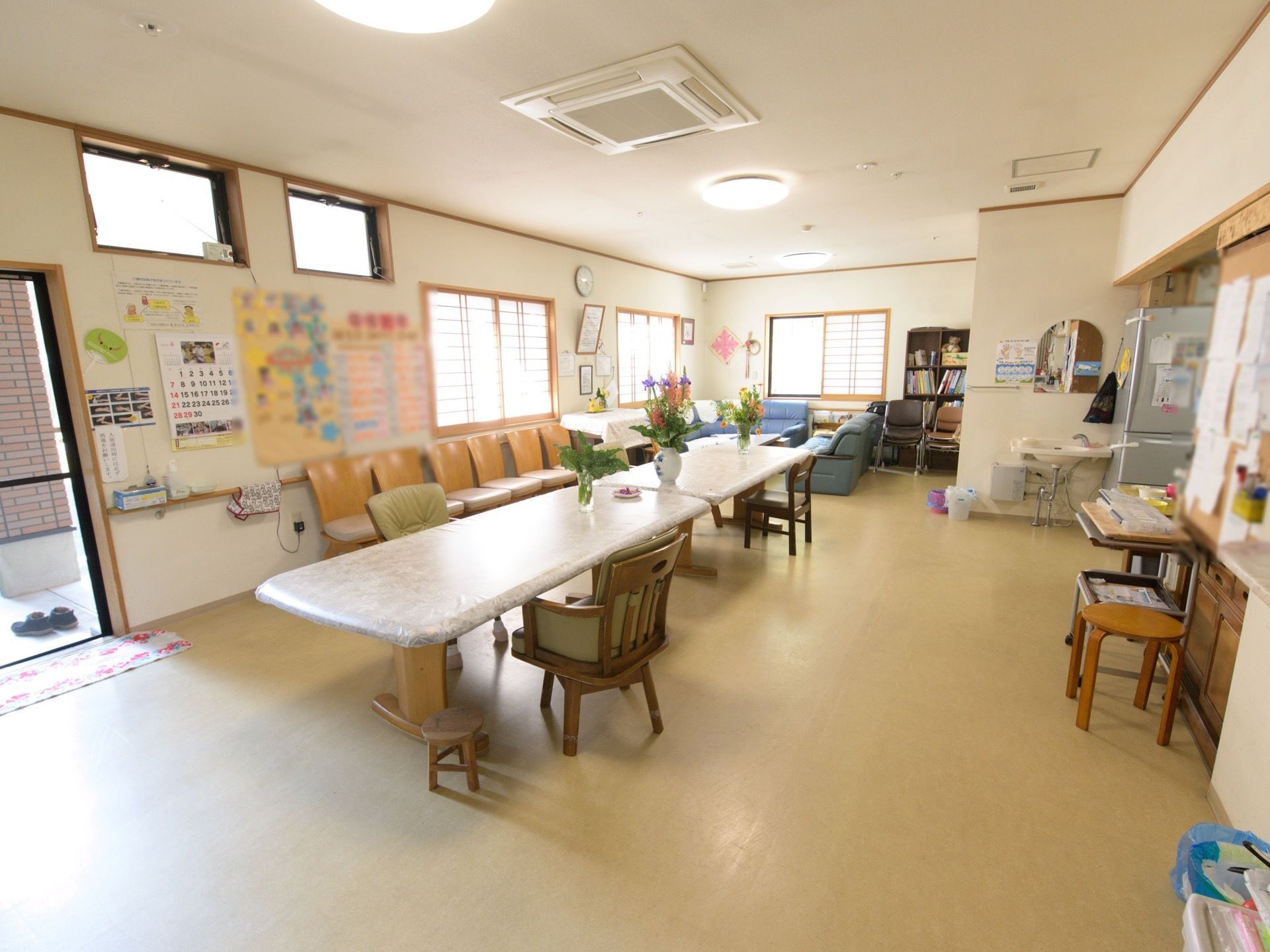 リビングやキッチンが併設されている食堂で、シンプルな手洗い場が完備されている。床は段差のないフローリングとなっている。