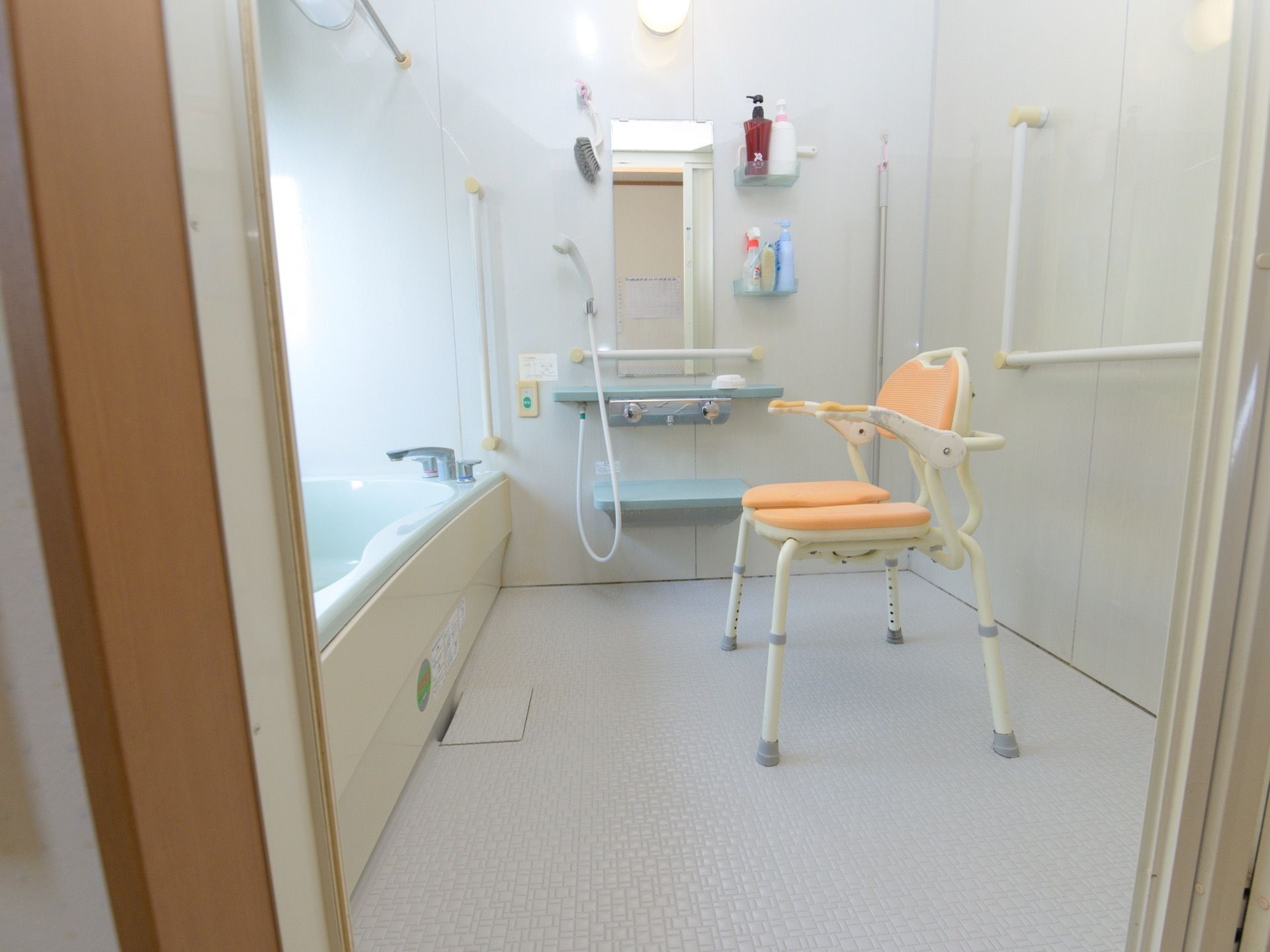 広々としたバスタブと洗い場が設けられている個室タイプの浴室で、脱衣所と間は段差のないフラットな床となっている。
