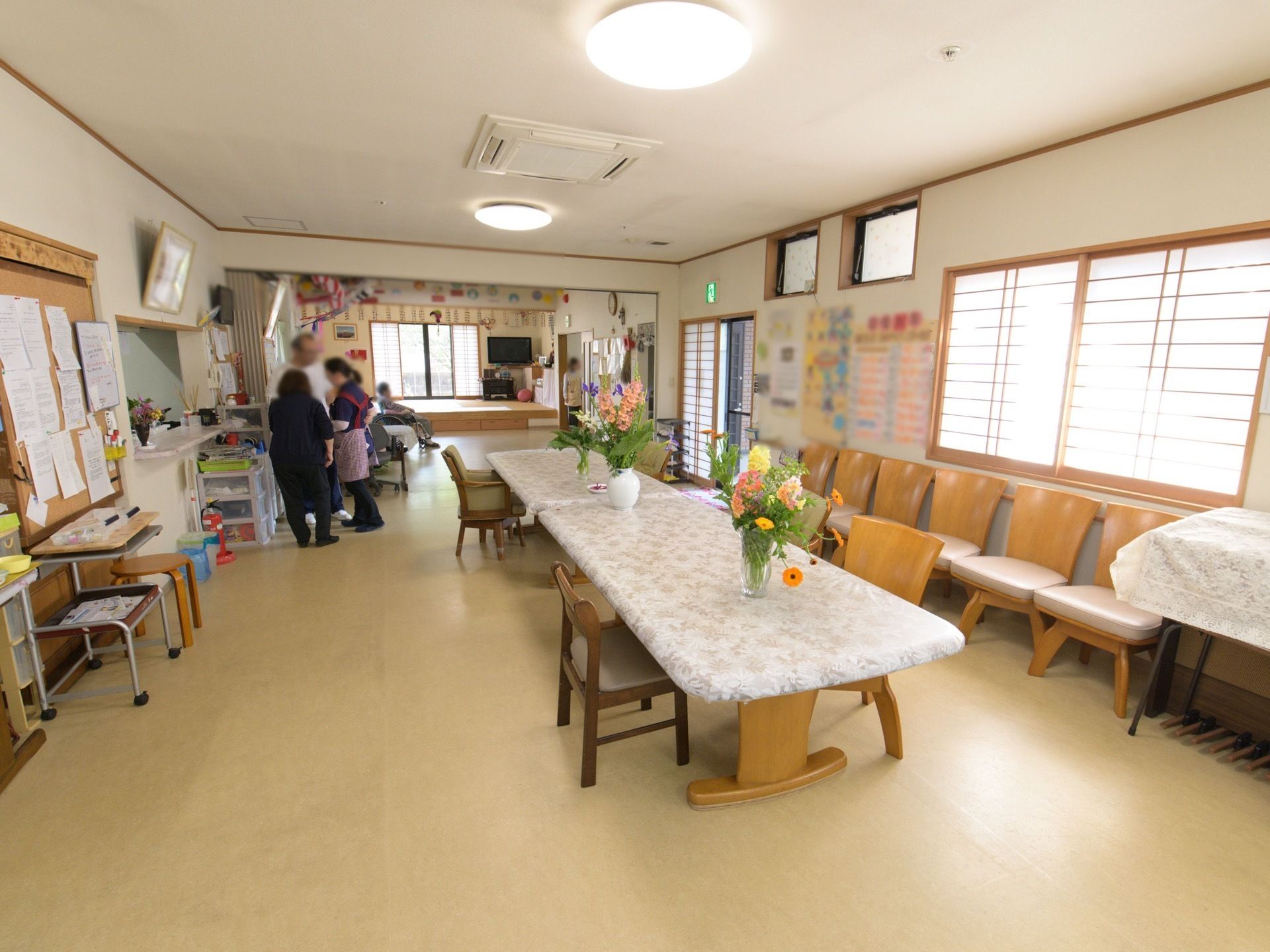 外光がたっぷりと差し込む明るい食堂である。壁には装飾が施されている。奥には小上がりの畳スペースが見える。