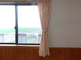 明るく広々した部屋の内観