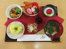 煮物、焼き物、吸い物が並ぶお祝いの料理