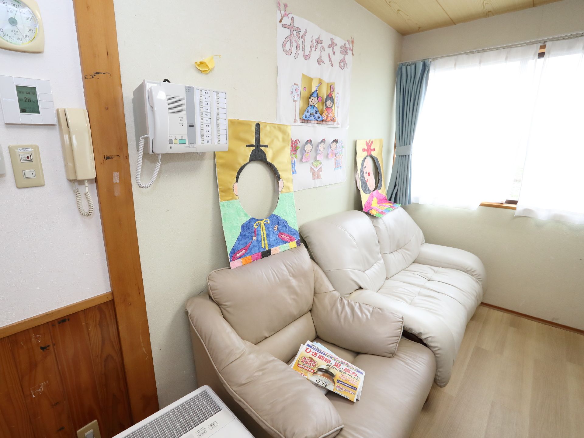 ソファーが設置された共用スペース