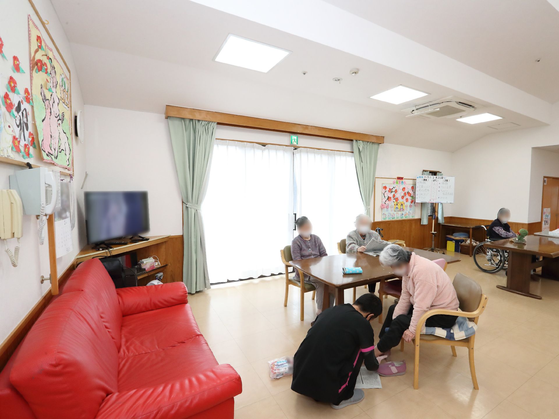 テレビやソファーが設置された共用スペース