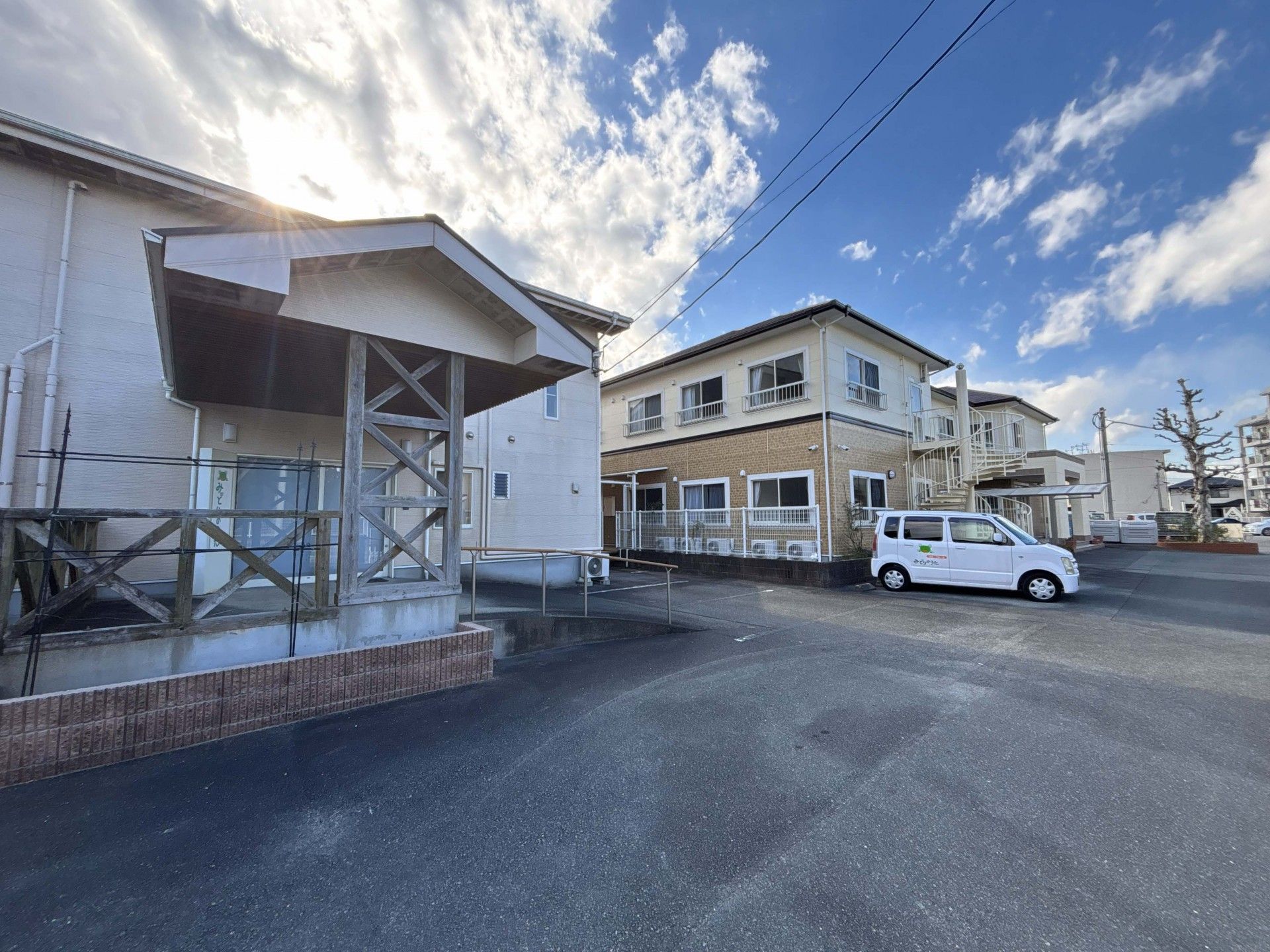 青空の下の建物外観