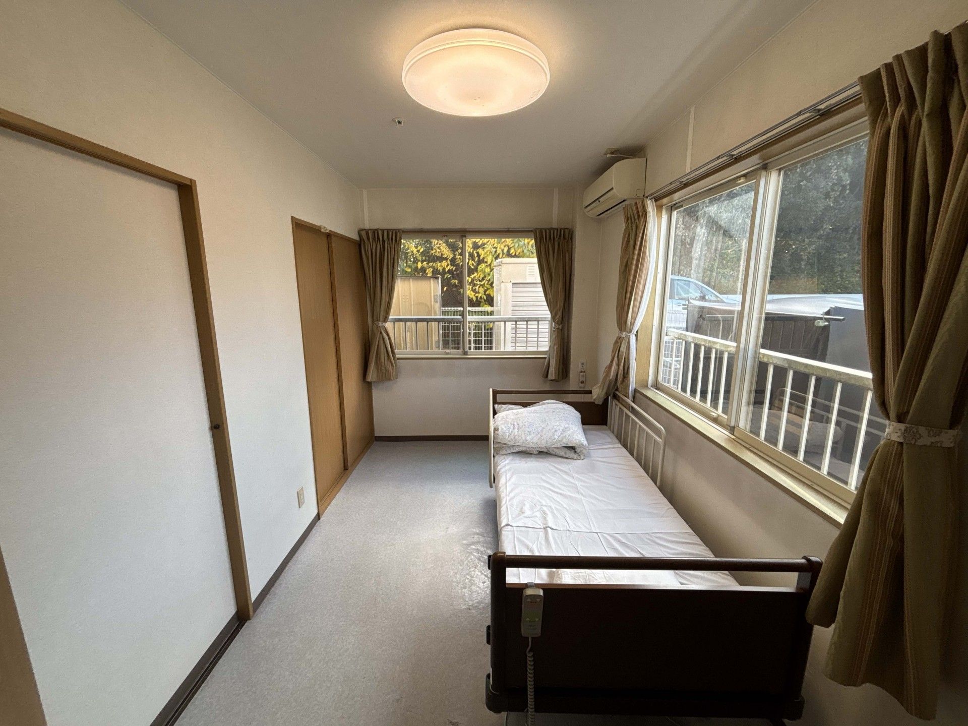窓際のベッドがある部屋