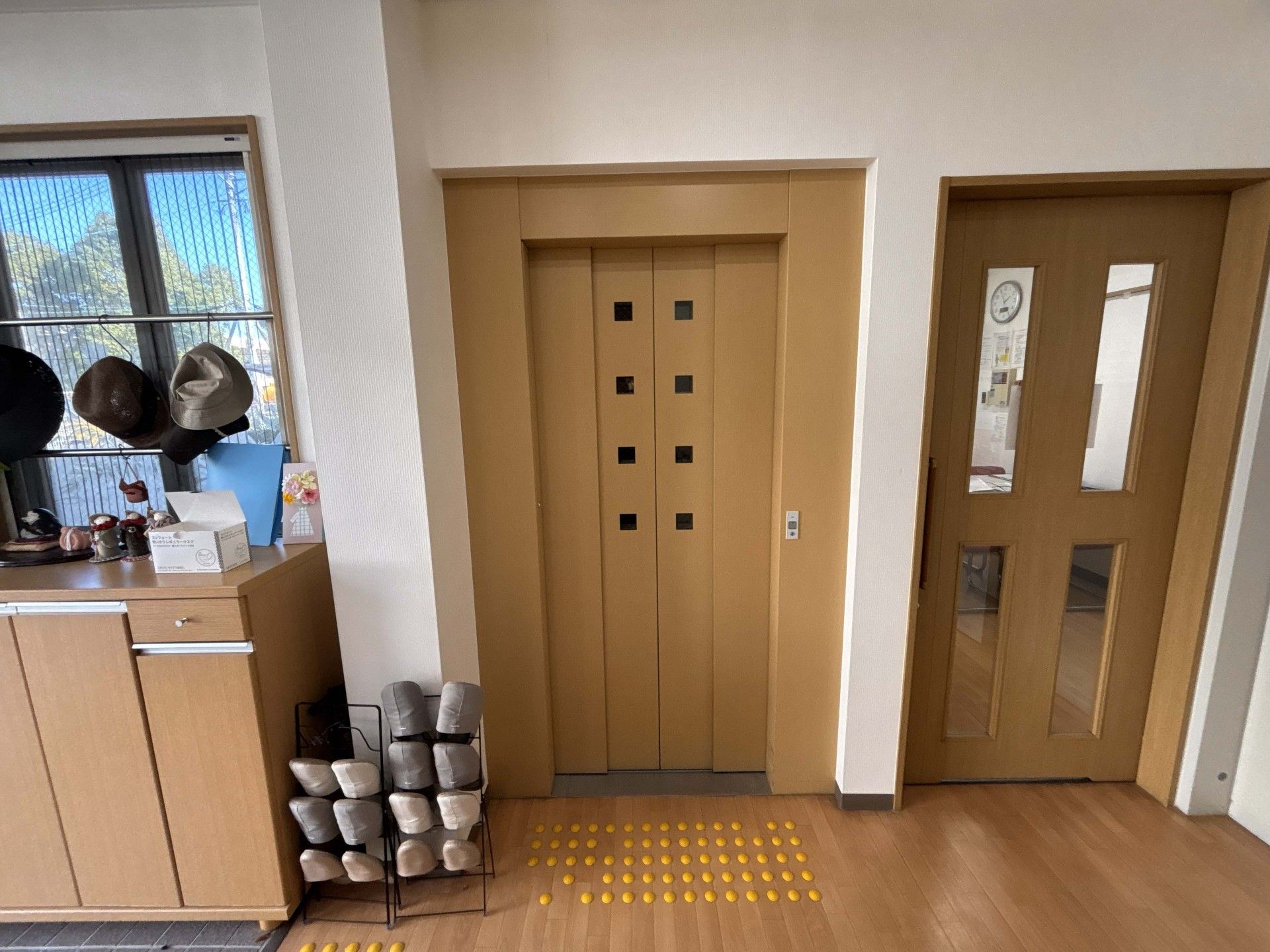 エレベーター前の廊下