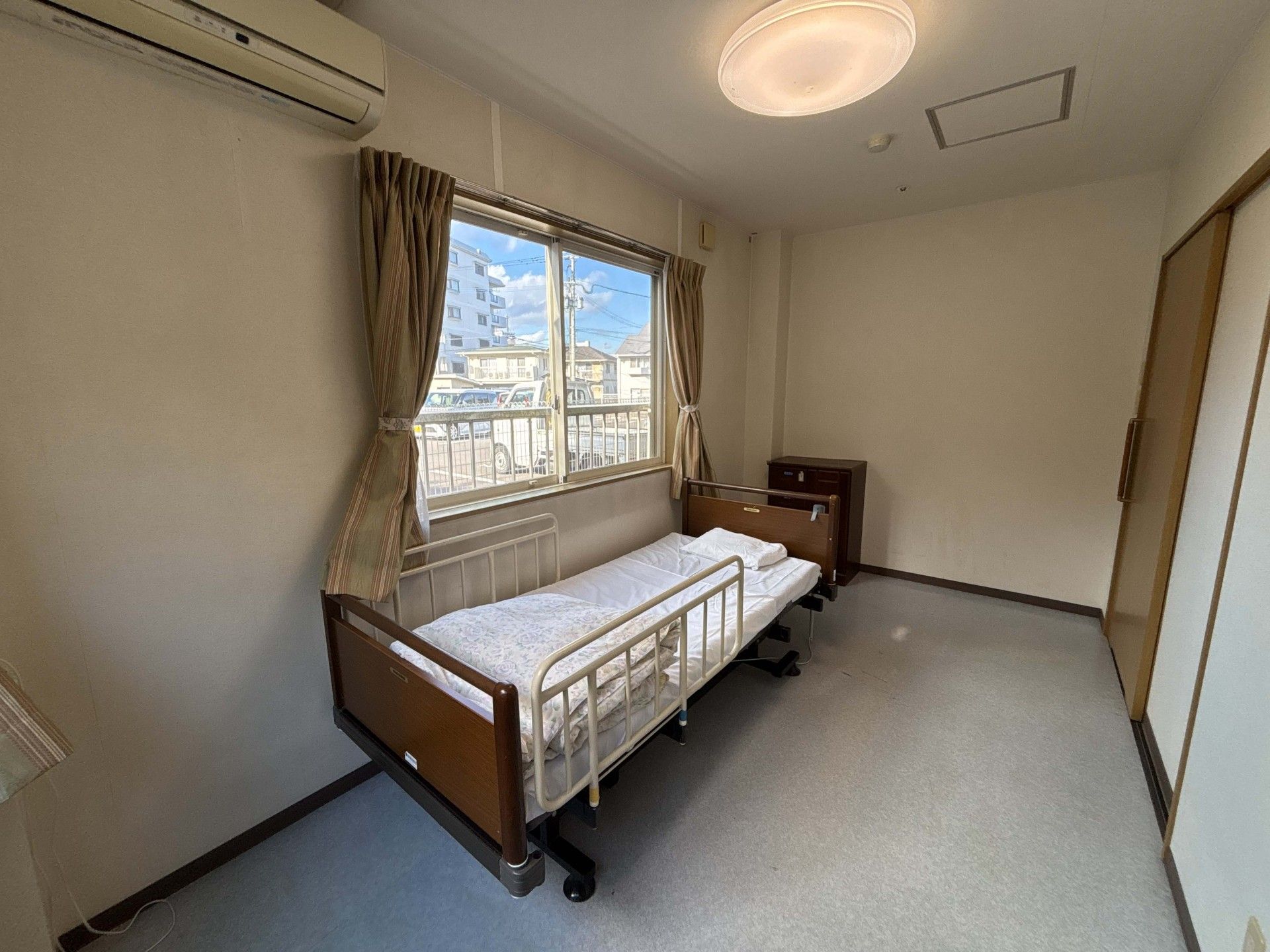 窓際のベッドと家具