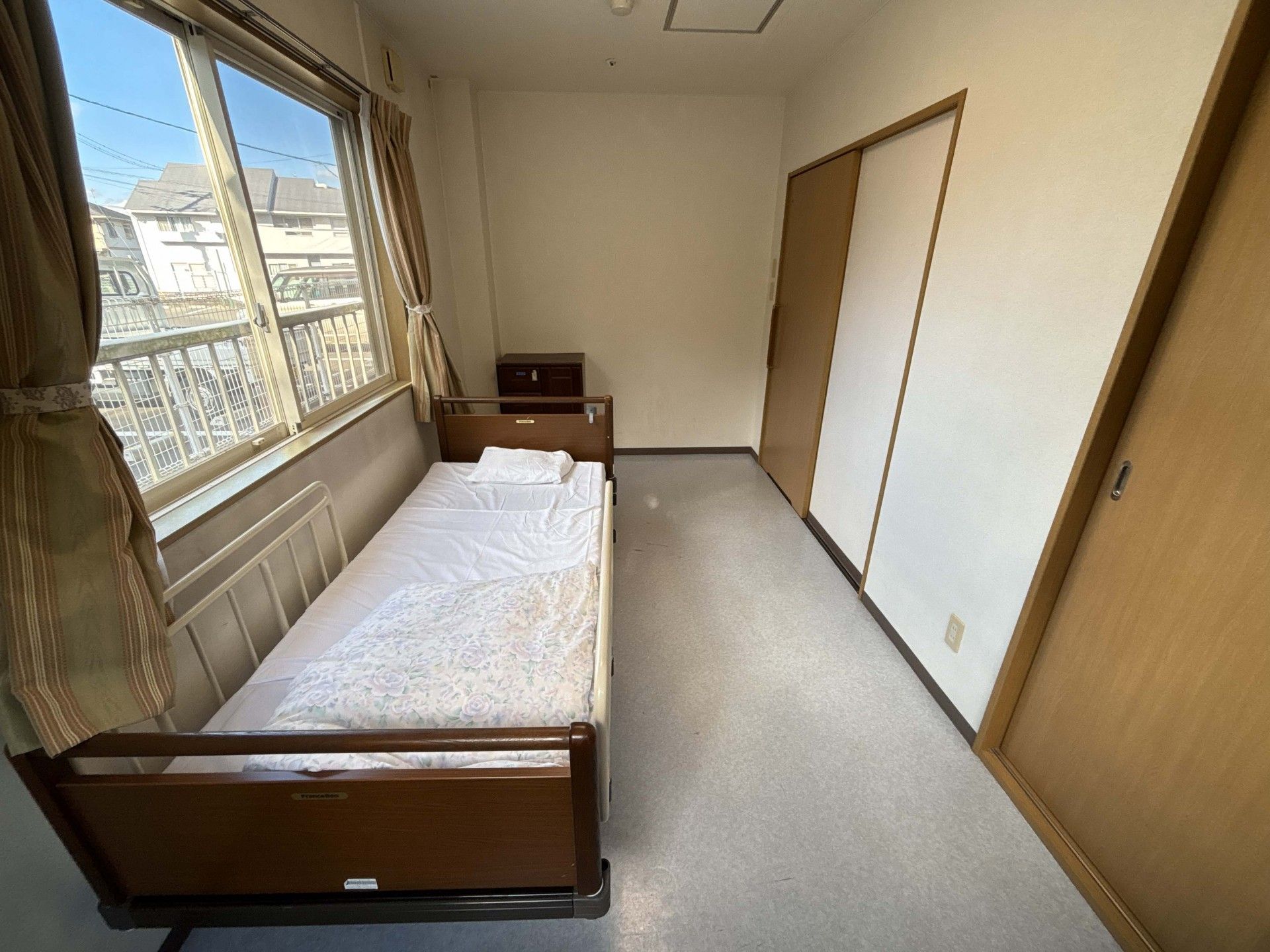 日差しが差し込む個室