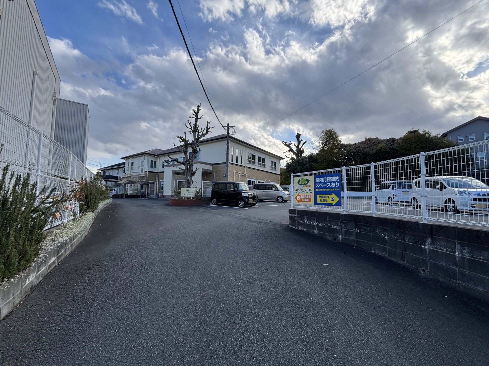 駐車場のある建物外観