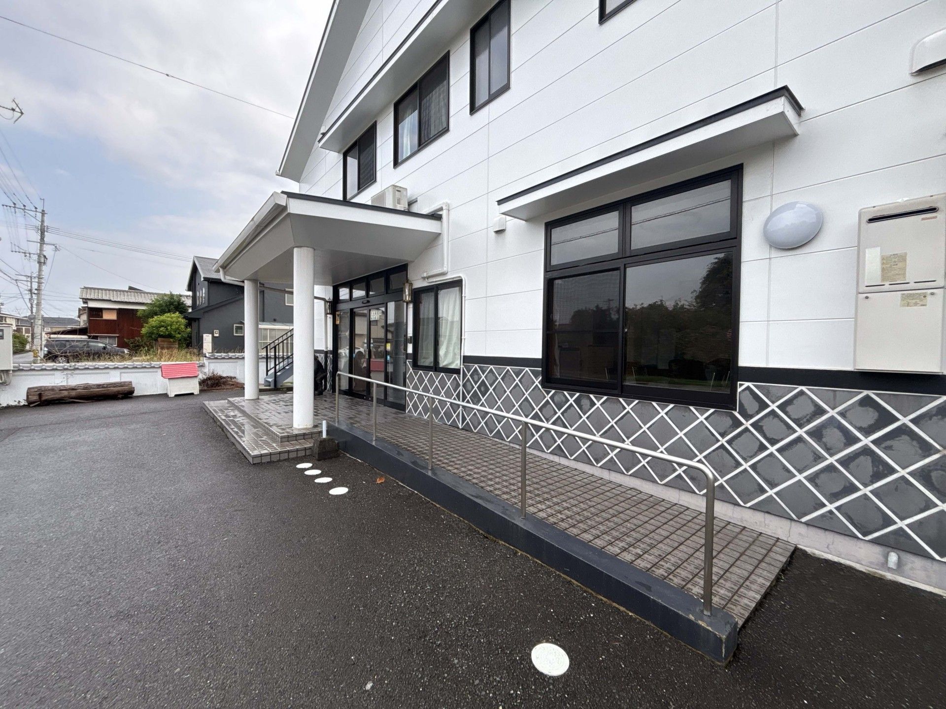 スロープ付きの建物外観