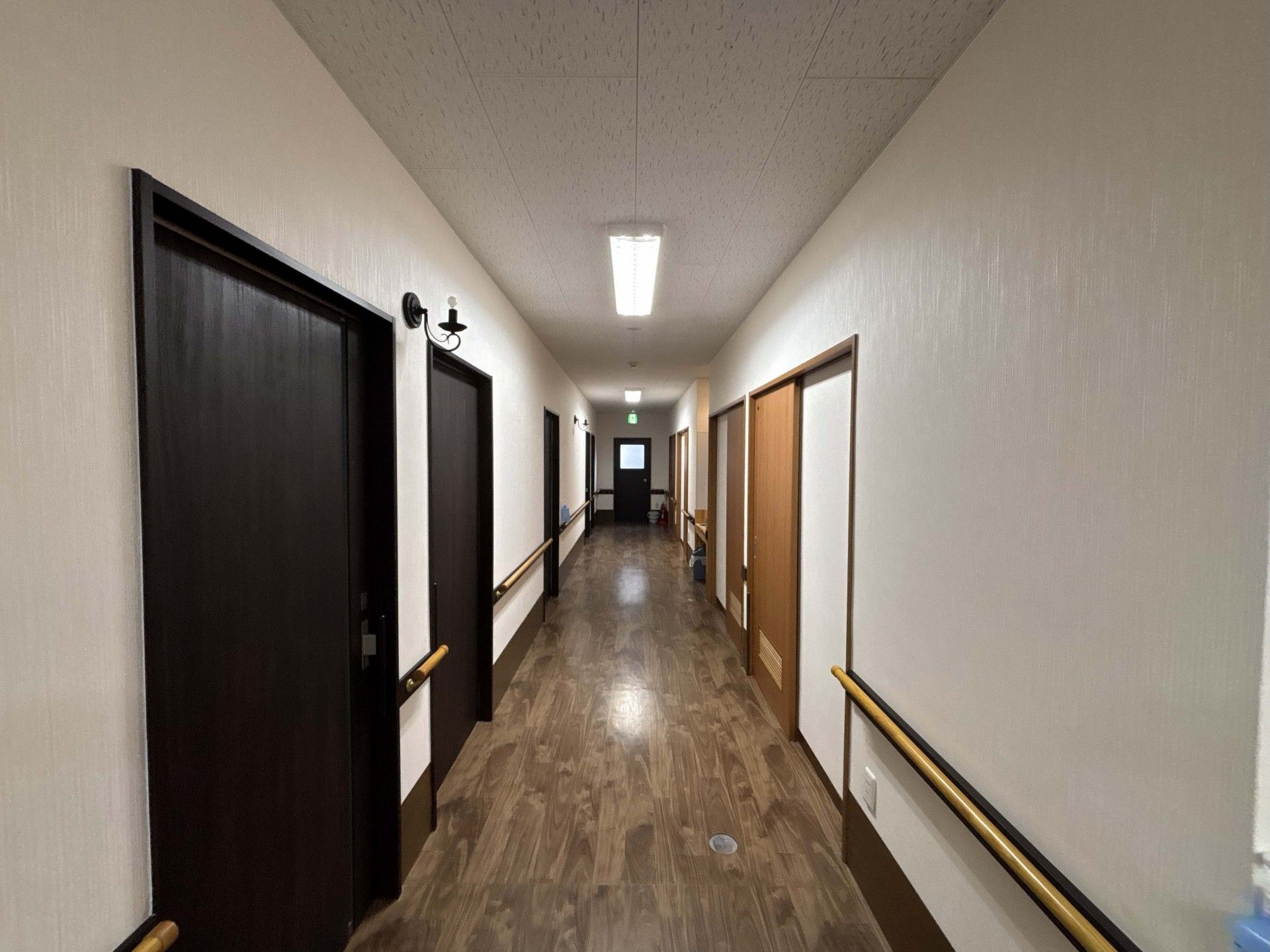 手すり付きの長い廊下