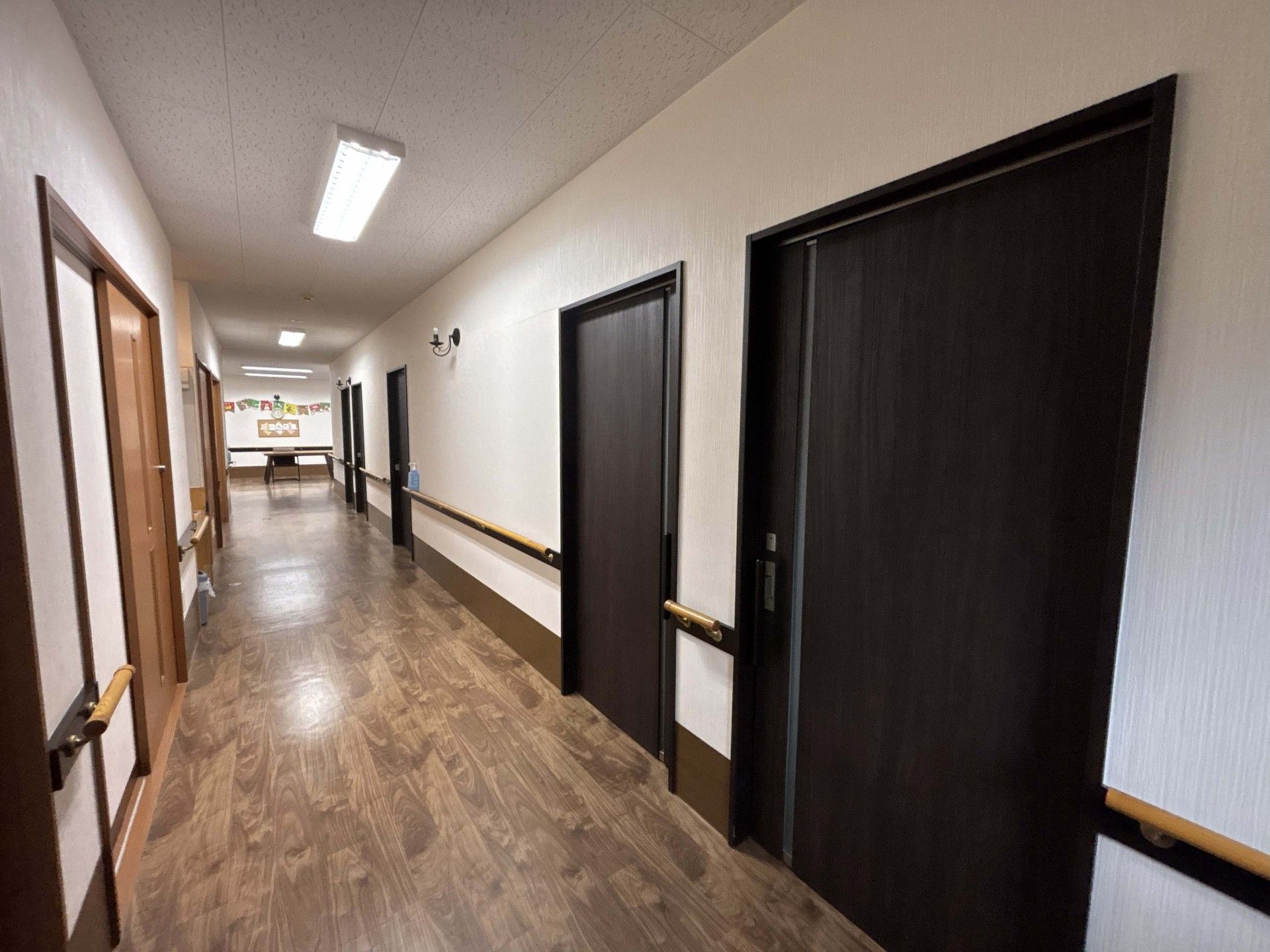 安全な手すり付き廊下