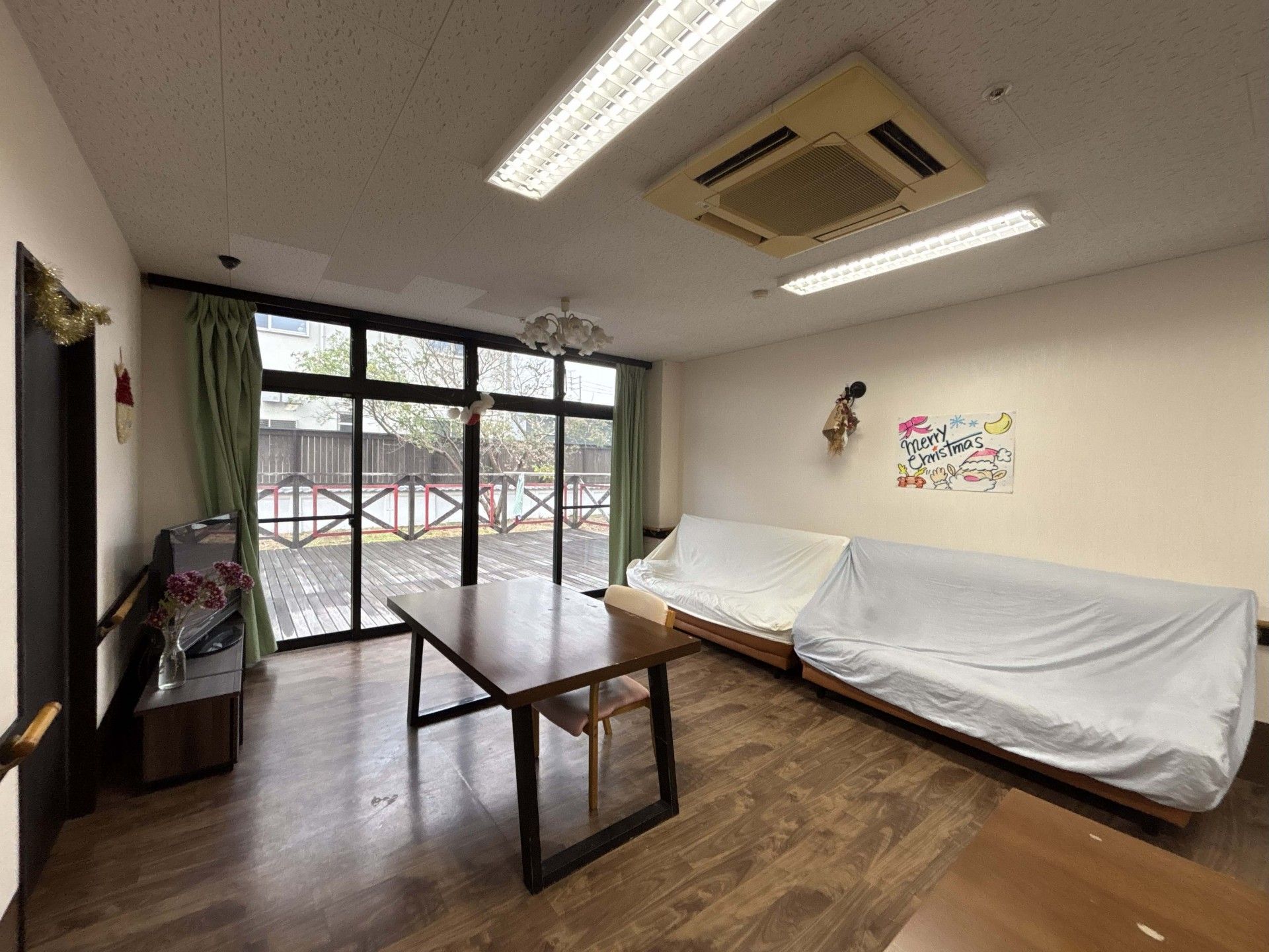 大きな窓のある部屋