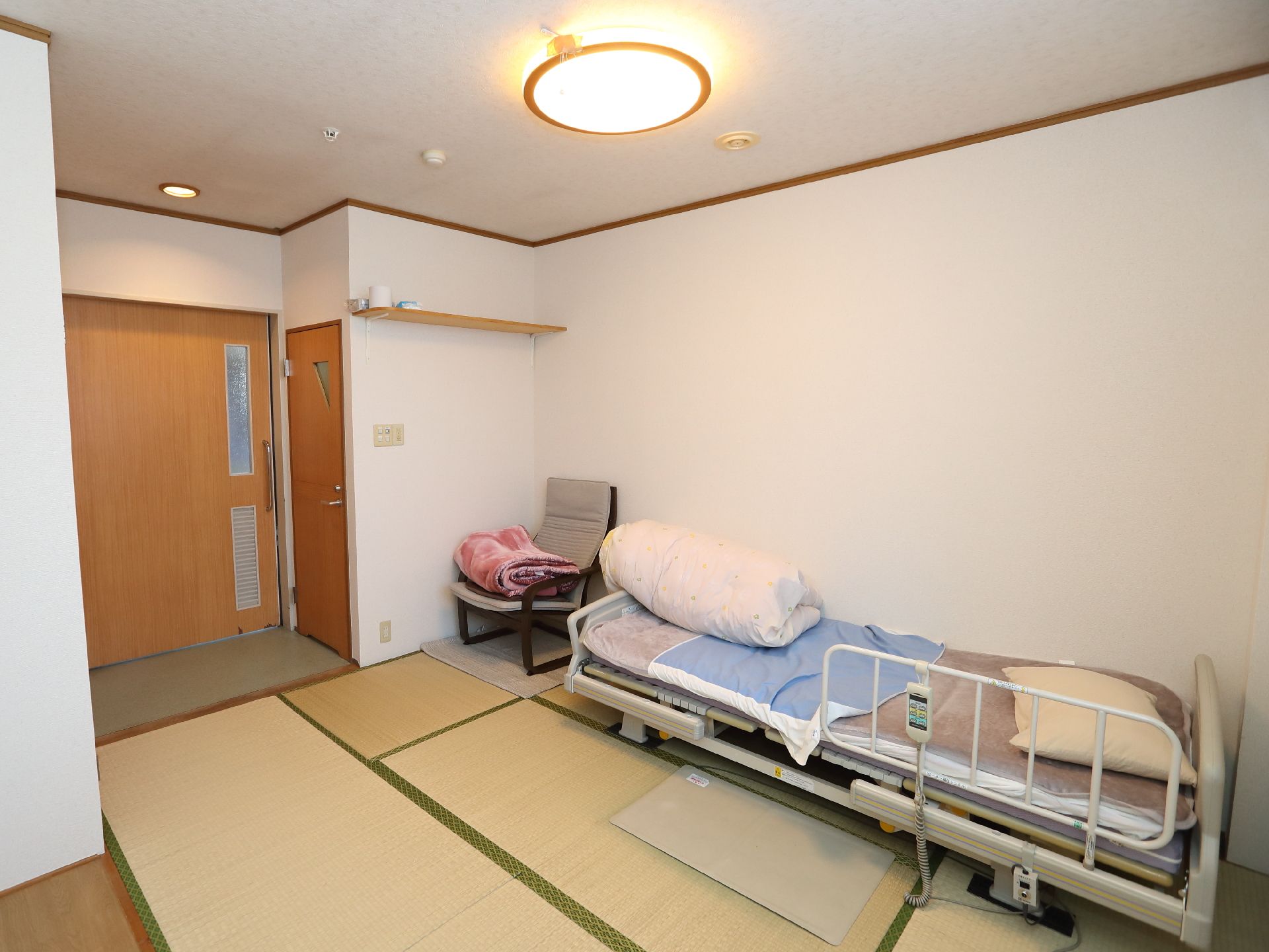 柵を設置しているベッドのある居室