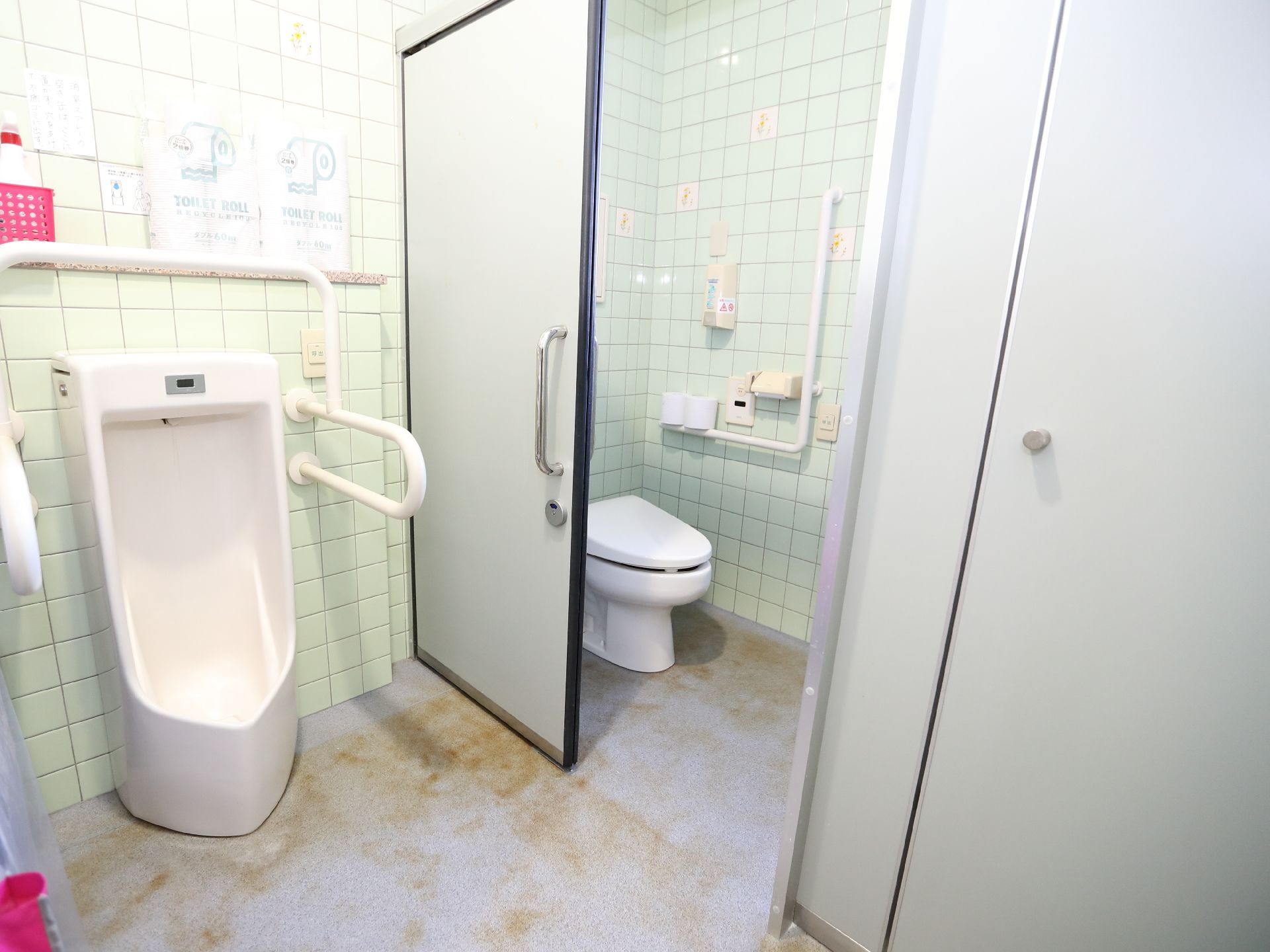 手すりが設置されているトイレ
