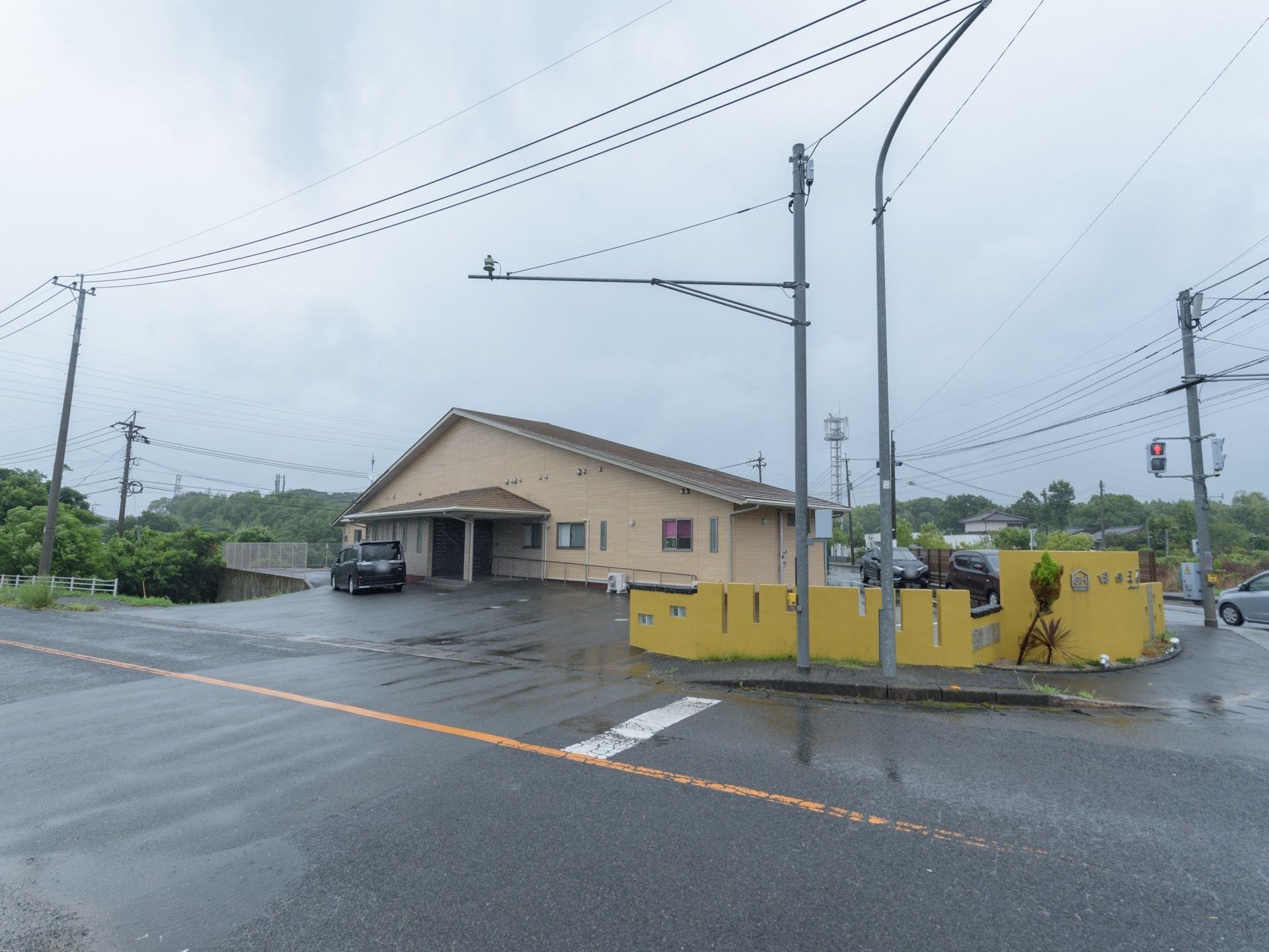 三角屋根の1階建ての建物で、敷地内にアスファルトで舗装された駐車場が完備されている。施設周辺は高い建物がなく、見晴らしが良い。