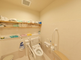 バリアフリーの明るいトイレ空間
