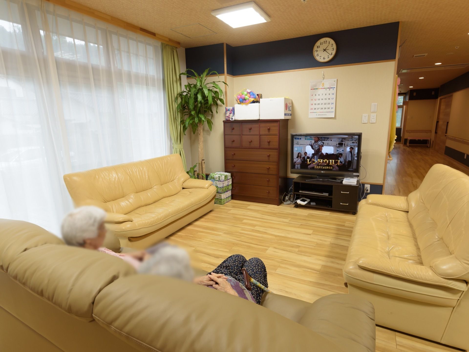 革張りのソファが3つ、͡͡コの字型に置かれている。壁際にテレビが設置されていて、その横には木製のタンスも備えられている。