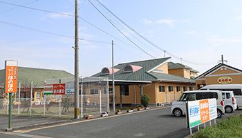 ゆったりとした外観の建物