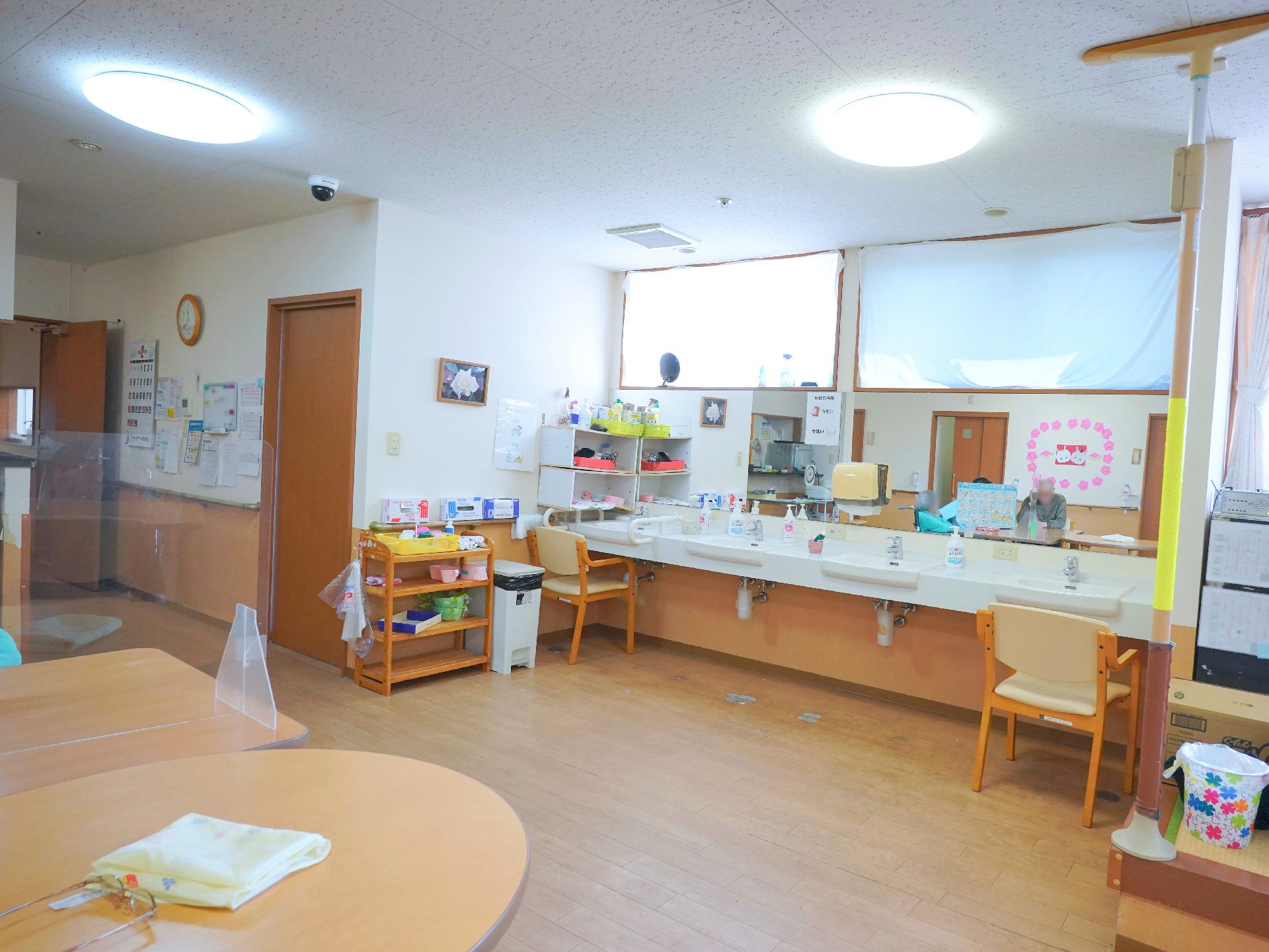 テーブルと椅子が設置されている共有スペース