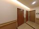 明るく広々とした廊下