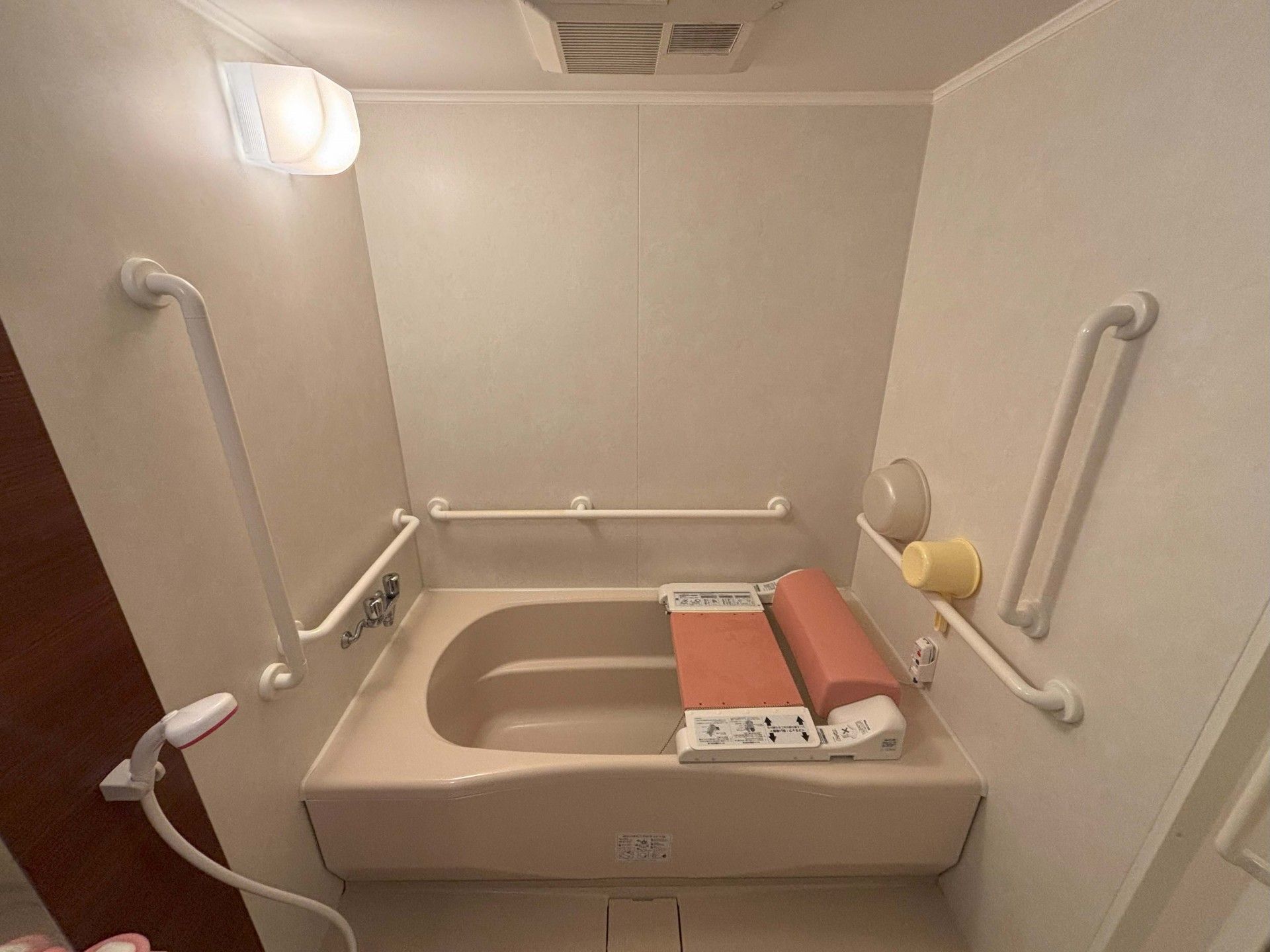 手すり付きの浴室