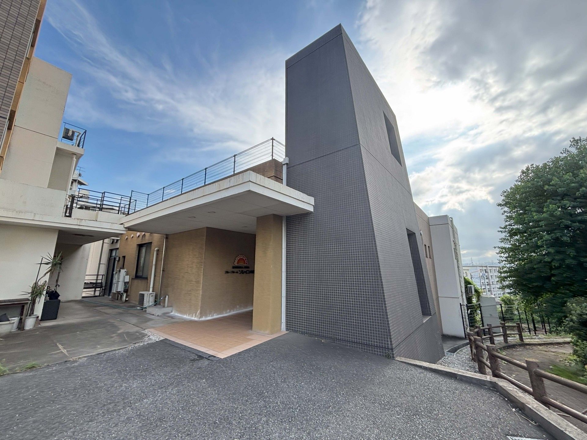 青空の下の建物外観