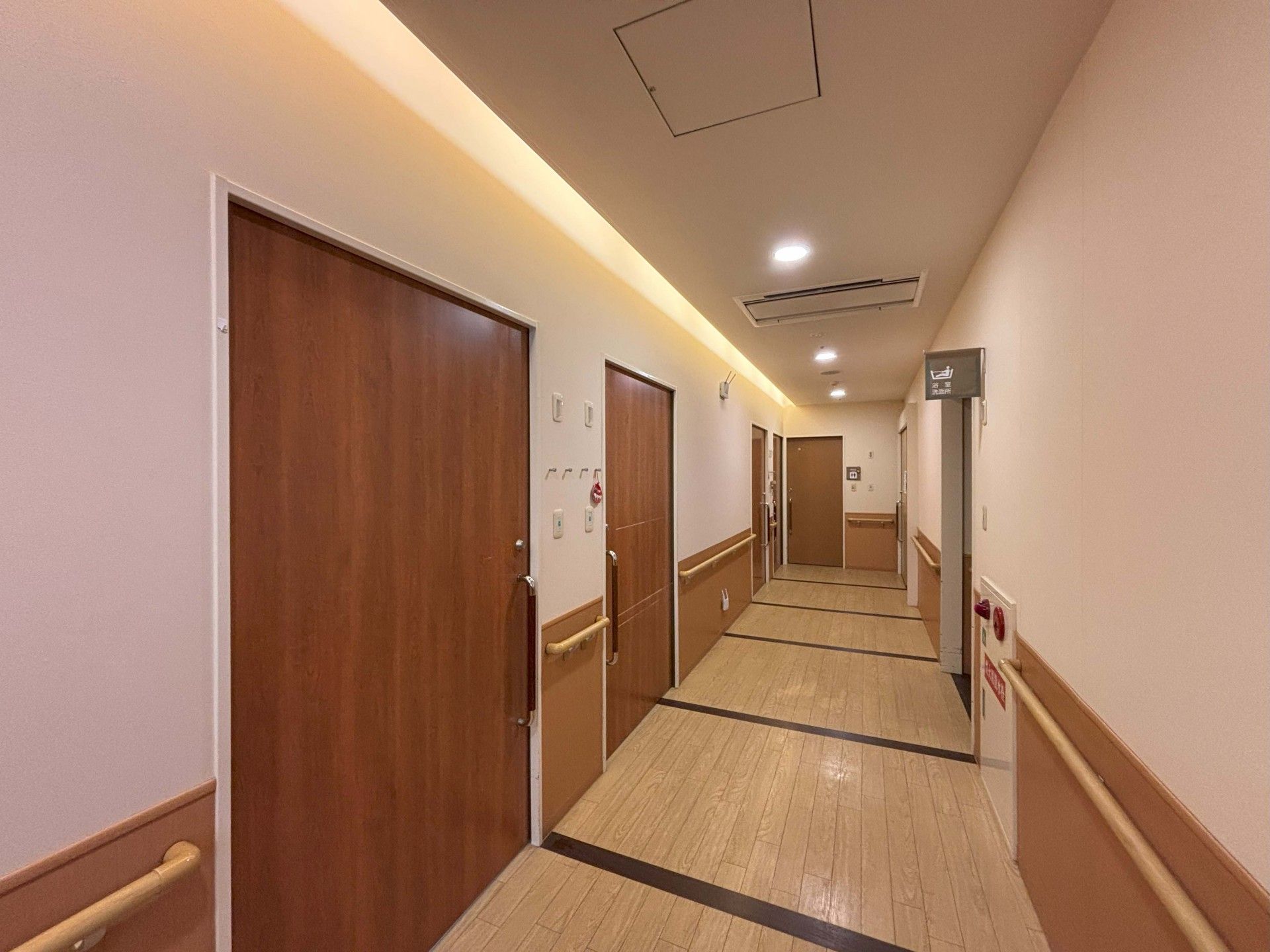 手すり付きの廊下