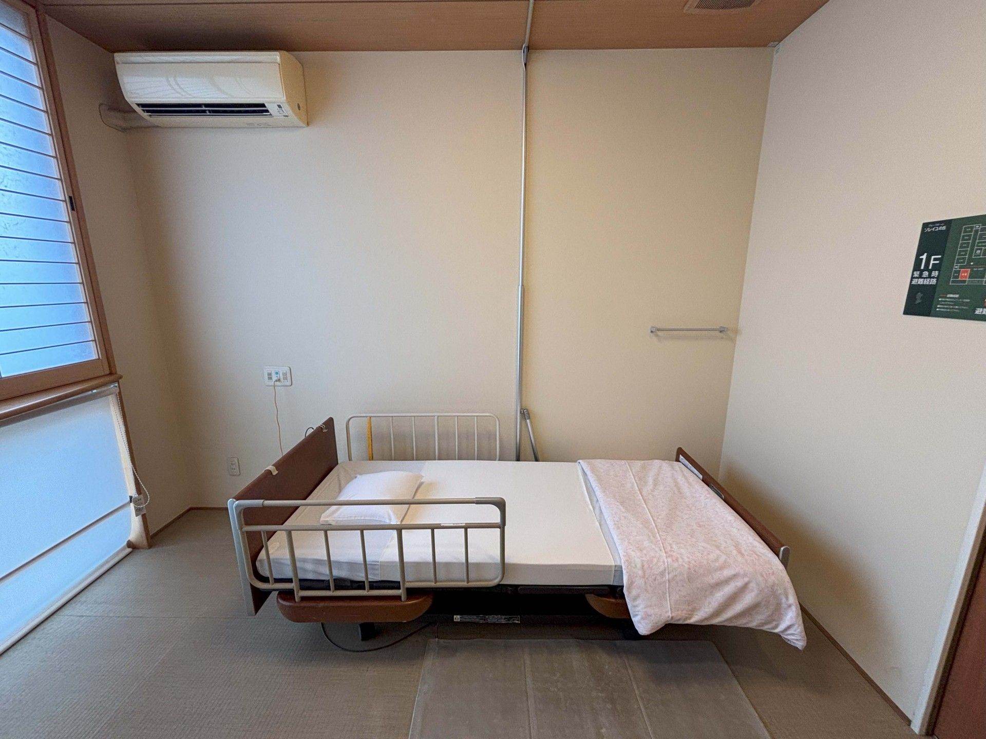 シンプルなベッドの部屋