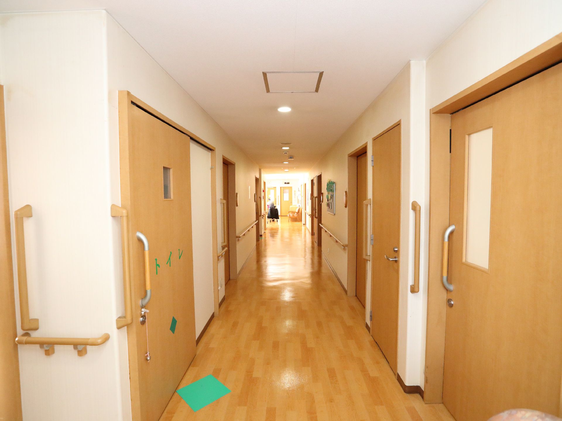 手すりが設置された廊下