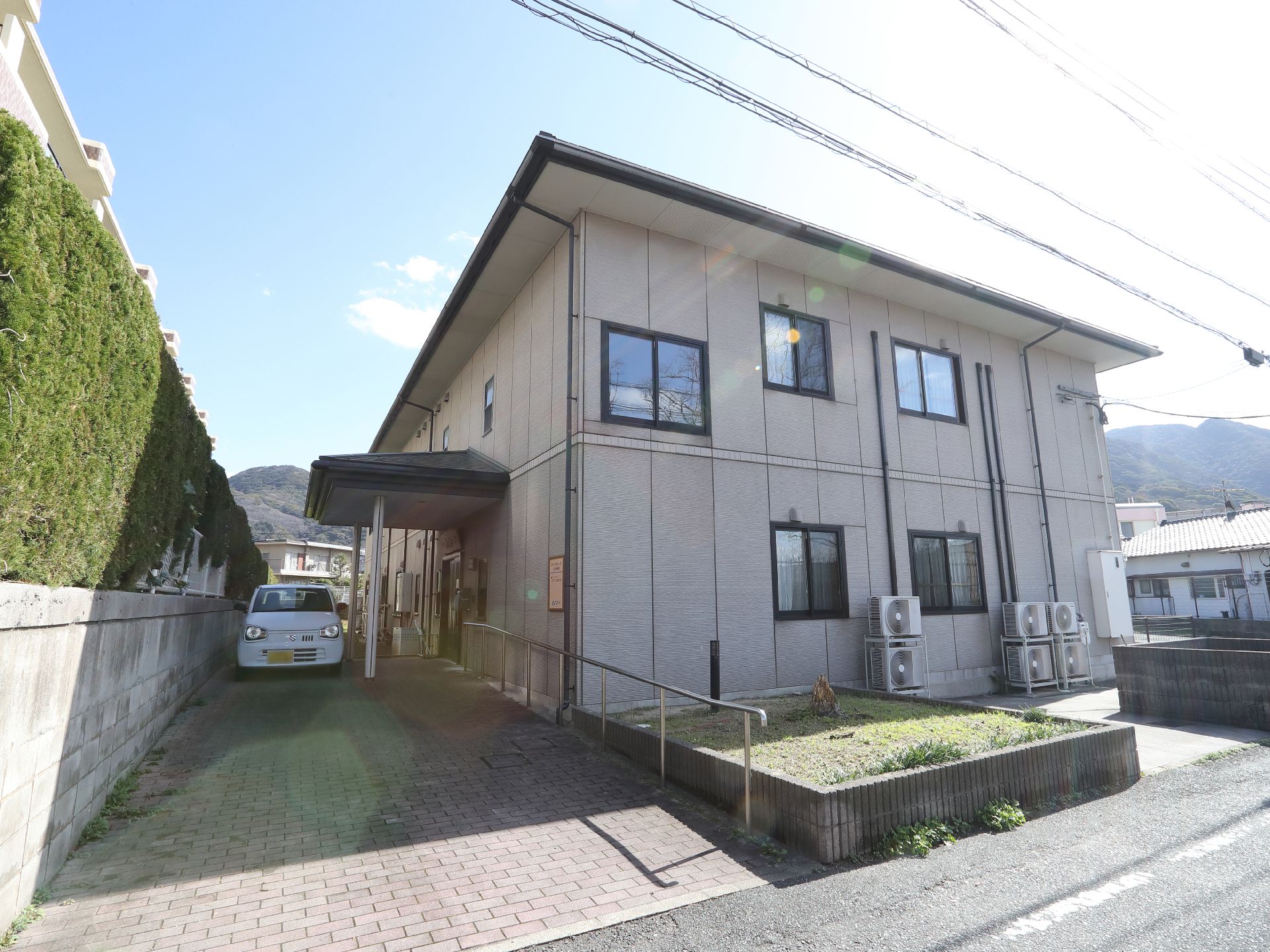 2階建てのグループホームの外観