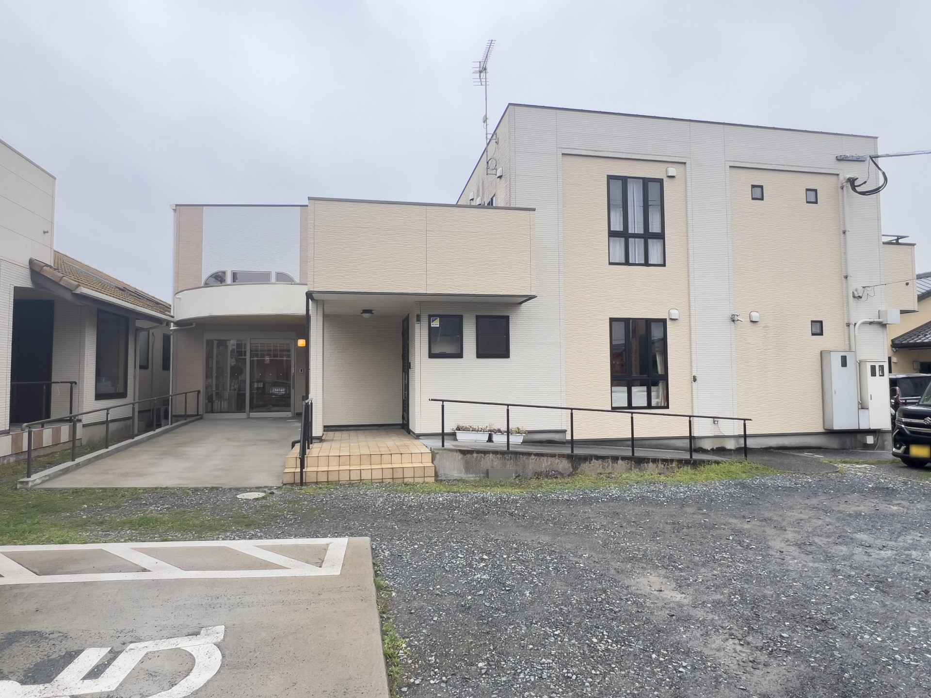 ゆったりとした入口の建物